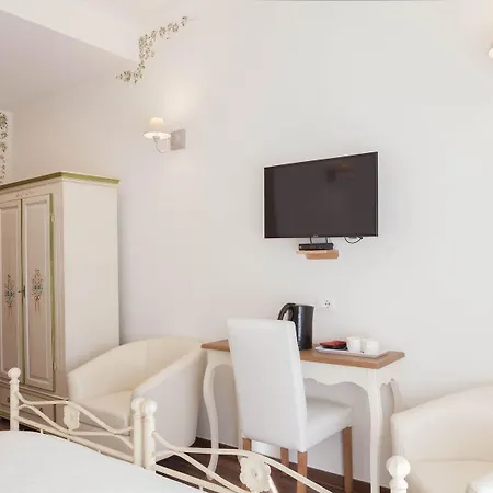 Donna Margherita & 4*